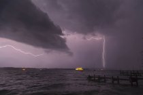 Vista de tormenta y relámpagos en el lago Starnberg, Baviera, Alemania - foto de stock