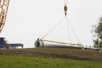 Turbina eolica eretta dai lavoratori del cantiere — Foto stock