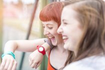 Portrait de jeunes femmes riant — Photo de stock