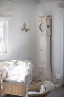 Плетеные стулья и часы в гостиной — стоковое фото