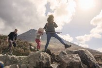 Family walking over boulders, Fair Pools, Isola di Skye, Ebridi, Scozia — Foto stock