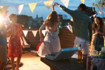 Freunde tanzen bei Party am frühen Abend — Stockfoto