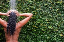 Назад жінка приймає душ — стокове фото