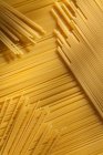 Primer plano de fideos de espaguetis secos - foto de stock