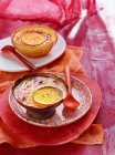 Mandarine Ingwer Creme Brulee Portionen auf dem Tisch — Stockfoto