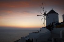 Vista sagomata del mulino a vento e del mare, Oia, Santorini, Cicladi, Grecia — Foto stock