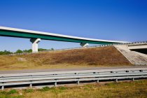 Vista del sistema autostradale interstatale contro cielo blu, Florida, Stati Uniti d'America — Foto stock
