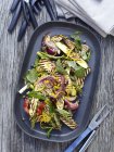 Vue du dessus de la salade de légumes sur plaque de cuisson barbecue — Photo de stock