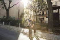 Junges Paar auf Vorstadtstraße frontal angefahren — Stockfoto
