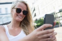 Молодая женщина с помощью сотового телефона — стоковое фото
