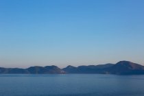 Океанський пейзаж з гірським хребтом на світанку — стокове фото