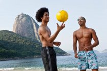 Due amici sulla spiaggia con pallavolo, Rio de Janeiro, Brasile — Foto stock