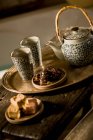 Высокий угол зрения чайник и чашки на подносе дома — стоковое фото