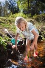 Petite fille jouer dans ruisseau — Photo de stock