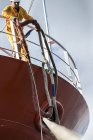 Працівник тягне мотузки на палубу танкера — стокове фото