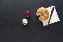 Süße Semmel mit Marmelade und Butter auf dem Tisch — Stockfoto