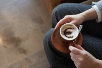 Cappuccino donna con motivo euro — Foto stock
