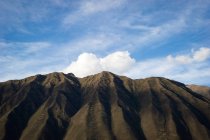 Mountain range behind town of Ollantaytambo — Stock Photo