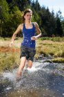 Mujer corriendo por el río, Chamonix, Alta Saboya, Francia - foto de stock