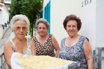 Donne anziane con cesto di pasta, attenzione al primo piano — Foto stock