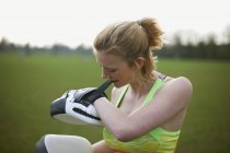 Портрет женщины, надевающей боксерские прокладки в парке — стоковое фото
