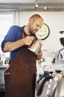 Männlicher Barista gießt kochendes Wasser in Kaffeefilter — Stockfoto