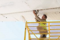Flugzeugarbeiter reparieren Flugzeug — Stockfoto