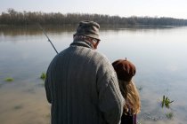Abuelo y nieta de pesca - foto de stock
