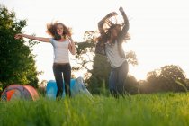 Ragazze adolescenti che ballano sul campo — Foto stock