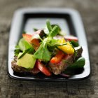Teller Salat mit Fleisch — Stockfoto