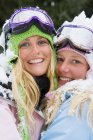 Крупный план двух молодых женщин в лыжной одежде — стоковое фото