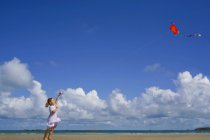 Mädchen fliegt einen Drachen — Stockfoto