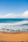 Песчаный пляж и морской пейзаж — стоковое фото