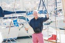 Uomo anziano in piedi sulla barca — Foto stock