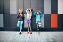 Drei Läuferinnen lassen sich in Stadtunterführung die Haare wachsen — Stockfoto