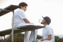 Garçons sur gradins au terrain de cricket — Photo de stock