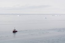 Barco de pesca em Disko Bay, Ilulissat, Groenlândia — Fotografia de Stock
