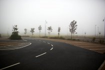 Strada vuota nel parcheggio nebbioso — Foto stock