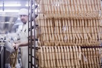 Заводський працівник робить тофу ковбаси — стокове фото