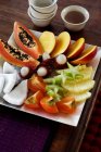 Piatto di frutta con sciroppo di lime — Foto stock