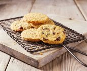 Oats and dried fruit cookies on baking rack — Stock Photo