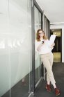 Mitte erwachsene Geschäftsfrau liest Papierkram — Stockfoto