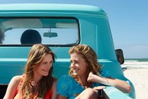 Teenage girls on back of pickup truck — Stock Photo
