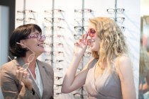 Дві жінки намагаються на окулярах — стокове фото