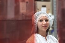Portrait de jeune femme scientifique dans un entrepôt de laboratoire laser — Photo de stock