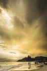 Вид на пляж Ипанема и Падре Дойс Ирмаос на фоне драматического неба, Рио-де-Жанейро, Бразилия — стоковое фото