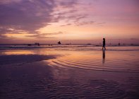 Silhouetted young woman on beach at sunset, Boracay Island, Visayas, Philippines — Stock Photo