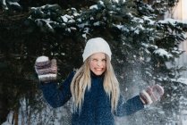Fille sourire avec excitation à la neige — Photo de stock