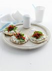 Prato de biscoitos finos com queijo e ervas — Fotografia de Stock