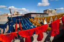 Asciugatura della lana tinta sulle linee durante il giorno — Foto stock